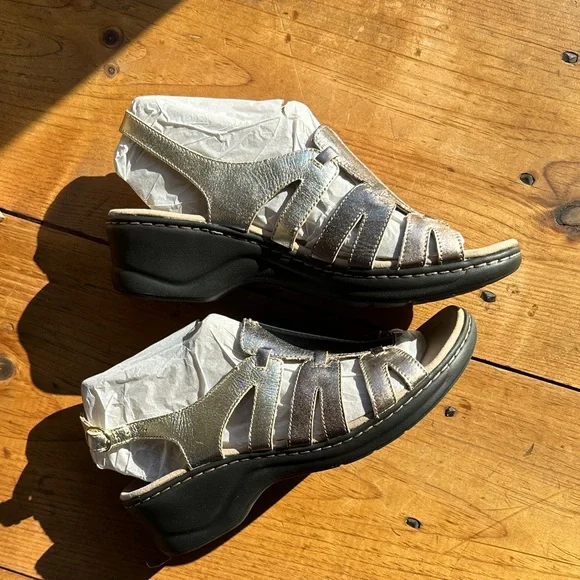 Clarks Women's Gold Sandals 12W - Picture 4 of 6